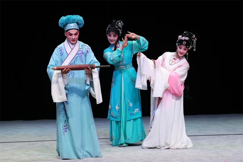 Wasanii wakifanya maonesho ya mchezo wa sanaa wa Opera ya Lahaja ya Wu “Hadithi ya Nyoka Mweupe” huko Vienna, mji mkuu wa Austria, Aprili 5, 2025. (Picha na Zhao Dingzhe/Xinhua)