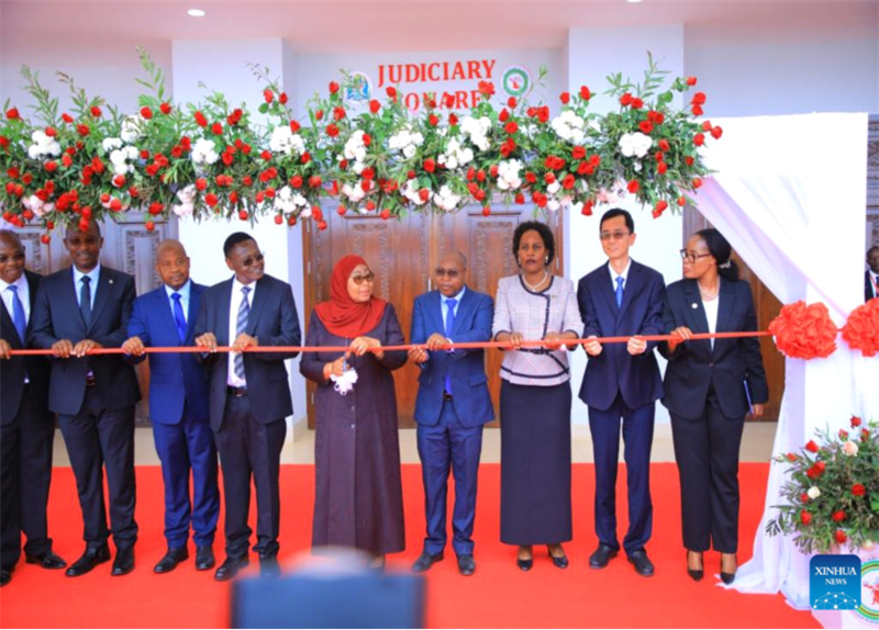 Picha hii iliyotolewa na Kampuni ya Uhandisi ya Jianchang ya Shirika la Reli la China (CRJE) (Afrika Mashariki) ikimuonyesha Rais Samia Suluhu Hassan wa Tanzania (katikati) akizindua makao makuu mapya ya mahakama mjini Dodoma, mji mkuu wa Tanzania, Aprili 5, 2025. (Xinhua)