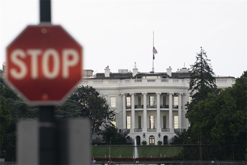 Picha iliyopigwa Agosti 4, 2022 ikionyesha Ikulu ya White House na ishara ya kusimama mjini Washington, D.C., Marekani. (Xinhua/Liu Jie)