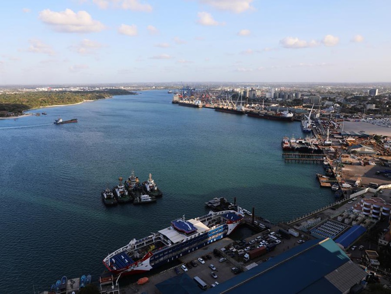 Picha hii iliyopigwa Septemba 22, 2023, ikionyesha bandari ya Dar es Salaam iliyoko Dar es Salaam, Tanzania. (Xinhua/Dong Jianghui)