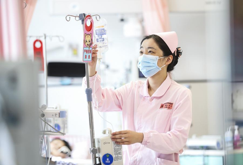 Muuguzi akifanya kazi kwenye hospitali ya huduma ya afya ya mama na mtoto katika Mji wa Huai'an, Mkoa wa Jiangsu, mashariki mwa China, Mei 12, 2024. (Picha na Zhao Qirui/Xinhua) 