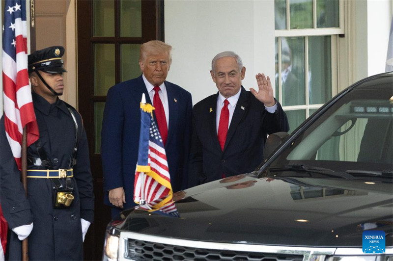 Rais Donald Trump wa Marekani (katikati) akimkaribisha Waziri Mkuu wa Israel Benjamin Netanyahu (kulia) katika Ikulu ya White House mjini Washington, D.C., Marekani, Aprili 7, 2025. (Xinhua/Hu Yousong)