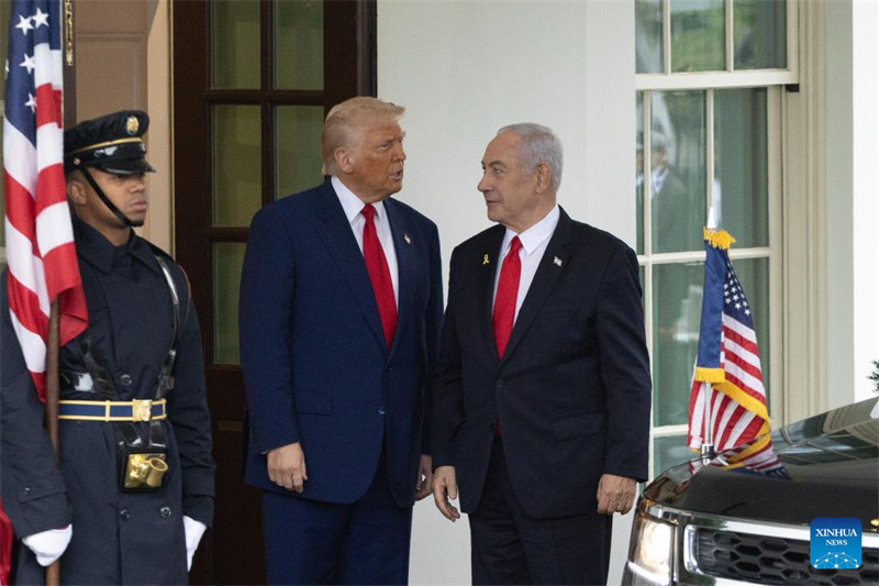 Rais wa Marekani Donald Trump (katikati) akimkaribisha Waziri Mkuu wa Israel Benjamin Netanyahu (kulia) katika Ikulu ya White House mjini Washington, D.C., Marekani, Aprili 7, 2025. (Xinhua/Hu Yousong)