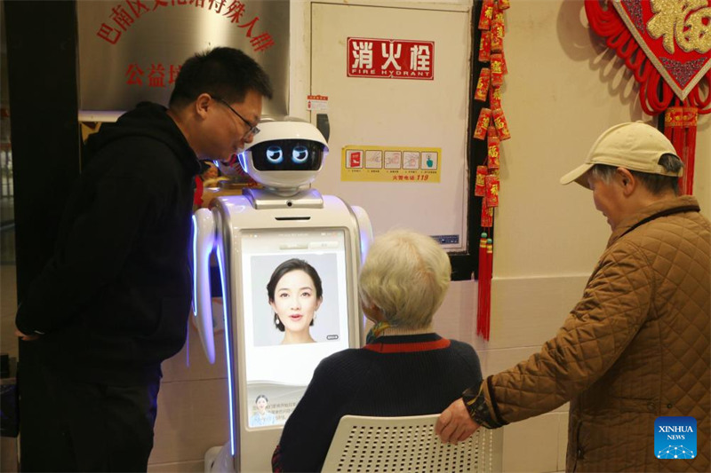 Roboti yaenda kazini, ikitoa uwenzi wa huduma kwa wazee mjini Chongqing, China