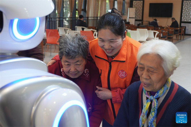 Roboti yaenda kazini, ikitoa uwenzi wa huduma kwa wazee mjini Chongqing, China