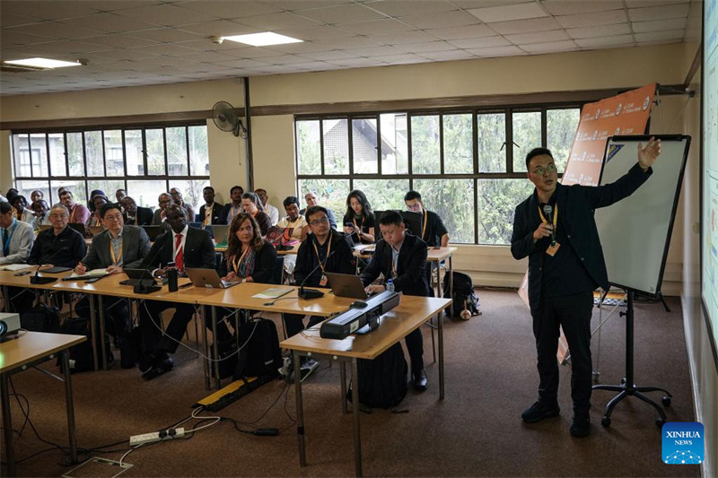 Xu Xun (kulia), mkurugenzi wa BGI-Research, akizungumza kwenye mkutano katika Wiki ya Sayansi ya Kikundi cha Mashauriano juu ya Utafiti wa Kimataifa wa Kilimo (CGIAR) jijini Nairobi, Kenya, Aprili 8, 2025. (Xinhua/Han Xu)