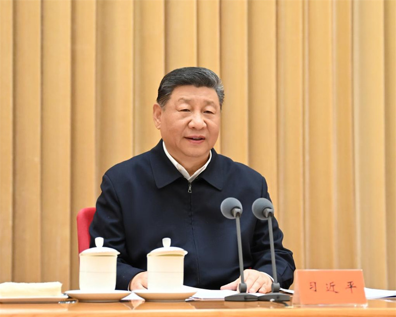 Rais Xi Jinping wa China, ambaye pia ni katibu mkuu wa Kamati Kuu ya Chama cha Kikomunisti cha China (CPC) na mwenyekiti wa Kamati Kuu ya Kijeshi ya China (CMC), akitoa hotuba muhimu kwenye mkutano wa kamati kuu ya Chama wa kazi zinazohusiana na nchi jirani uliofanyika Beijing, mji mkuu wa China. (Xinhua/Xie Huanchi)