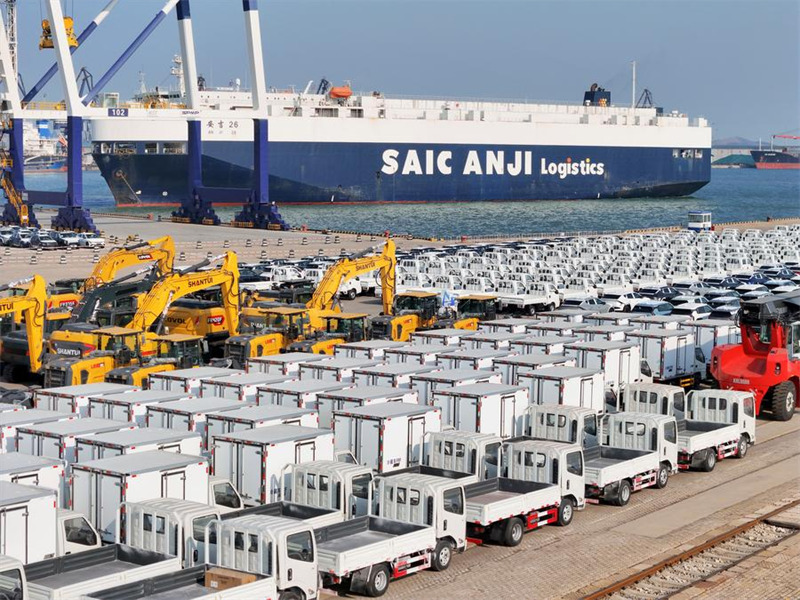 Picha hii ikionyesha magari yanayosubiri kusafirishwa kuuzwa nje ya nchi katika Bandari ya Yantai, Mkoa wa Shandong, mashariki mwa China, Januari 2, 2025. (Picha na Tang Ke/Xinhua) 