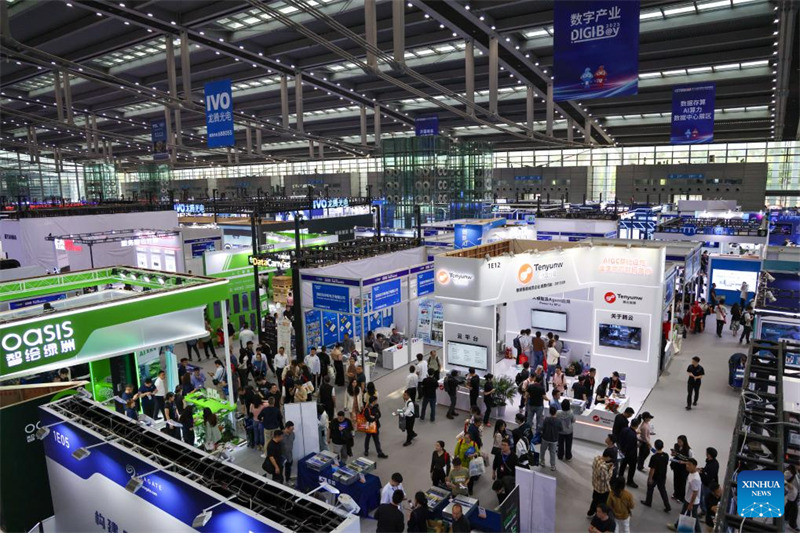 Watu wakitembelea kwenye Maonyesho ya 13 ya Teknolojia ya Upashanaji Habari ya China (CITE 2025) mjini Shenzhen, Mkoa wa Guangdong, kusini mwa China, Aprili 9, 2025. (Xinhua/Liang Xu)