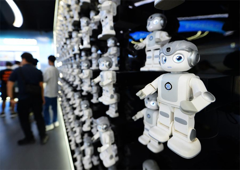 Roboti zinazobebeka zikionyeshwa katika kampuni ya teknolojia ya UBTECH mjini Shenzhen, Mkoani Guangdong, kusini mwa China, Machi 26, 2025. (Xinhua/Liu Yongzhen)