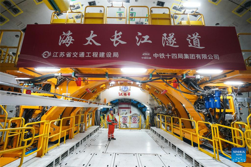 Mfanyakazi akifanya kazi ndani ya mashine kubwa ya kuchimba handaki ya “Jianghai” inayojiendelezwa na kutengenezwa na China yenyewe kwa ajili ya ujenzi wa Handaki la Haitai la Yangtze, mjini Haimen, Mkoani Jiangsu, mashariki mwa China, Aprili 9, 2025. (Xinhua/Ji Chunpeng)