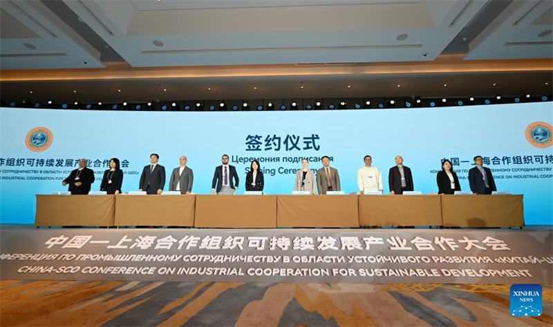 Wageni wakishiriki kwenye hafla ya kutia saini kwenye Mkutano  wa China na SCO wa Ushirikiano wa Viwanda vya Maendeleo Endelevu uliofanyika Tianjin, kaskazini mwa China, Aprili 10, 2025. (Xinhua/Zhao Zishuo)