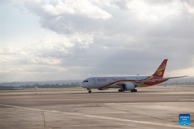 Ndege ya Shirika la Ndege la Hainan, ndege ya kwanza ya abiria kurejesha safari ya moja kwa moja kati ya Beijing na Tel Aviv, ikiwasili kwenye Uwanja wa Ndege wa Kimataifa wa Ben-Gurion karibu na Tel Aviv, Israel, tarehe 10 Aprili 2025. (Xinhua/Chen Junqing)
