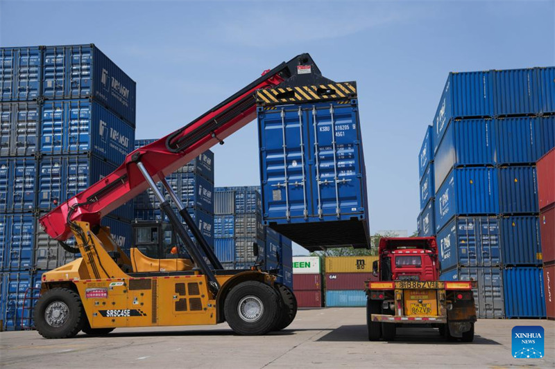 Kreni ikipakia makontena kwenye kampuni ya usambazaji bidhaa katika Wilaya ya Beilun ya Mji wa Ningbo, Mkoa wa Zhejiang, mashariki mwa China, Aprili 10, 2025. (Xinhua/Zheng Huansong)