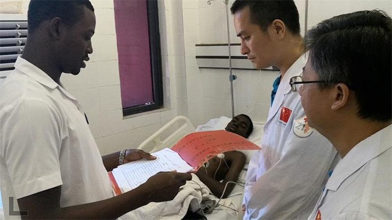 Picha inaonyesha madaktari wa kikundi cha 21 cha madaktari wa China waliopelekwa nchini Niger na daktari mwenyeji wakimchunguza mgonjwa katika Hospitali Kuu ya Niger mjini Niamey, tarehe 7 Agosti 2019. (Xinhua)