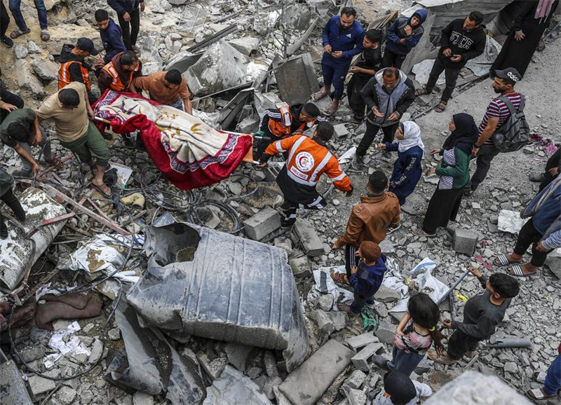 Wafanyakazi wa ulinzi wa raia wakimhamisha mwathiriwa kutoka kwenye vifusi vya majengo yaliyobomolewa baada ya shambulizi la anga la Israel katika kambi ya wakimbizi ya Jabalia, kaskazini mwa Ukanda wa Gaza, Aprili 13, 2025. (Picha na Mahmoud Zaki/Xinhua) 
