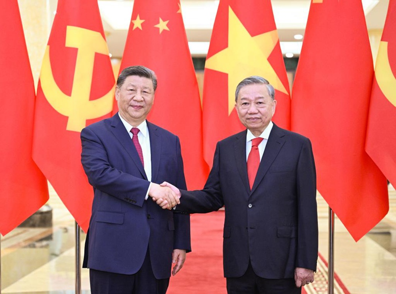 Rais Xi Jinping wa China amefanya mazungumzo na katibu mkuu Chama cha Kikomunisti cha Vietnam (CPV) To Lam,, kwenye makao makuu ya Kamati Kuu ya CPV mjini Hanoi, Vietnam, Aprili 14, 2025. (Xinhua/Li Xueren)
