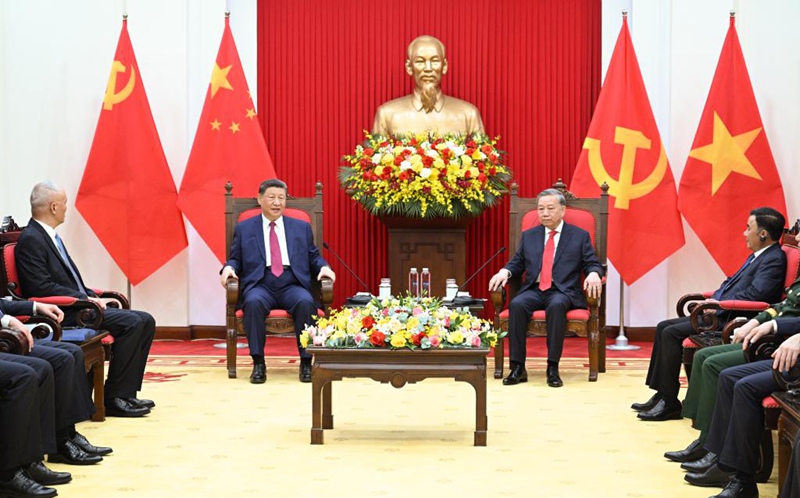 Katibu mkuu wa Chama cha Kikomunisti cha Vietnam (CPV) To Lam, akimwalika Rais Xi Jinping, kwenye mazungumzo mafupi kabla ya mazungumzo yao rasmi kwenye makao makuu ya Kamati Kuu ya CPV mjini Hanoi, Vietnam, Aprili 14, 2025. (Xinhua/Li Xueren)