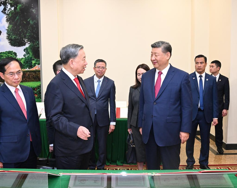 Rais Xi Jinping wa China, na Katibu Mkuu wa Chama cha Kikomunisti cha Vietnam (CPV) To Lam, wakiangalia nyaraka 45 za ushirikiano wa pande mbili zilizosainiwa na pande hizo mbili baada ya mazungumzo yao rasmi mjini Hanoi, Vietnam, Aprili 14, 2025. (Xinhua/Xie Huanchi)