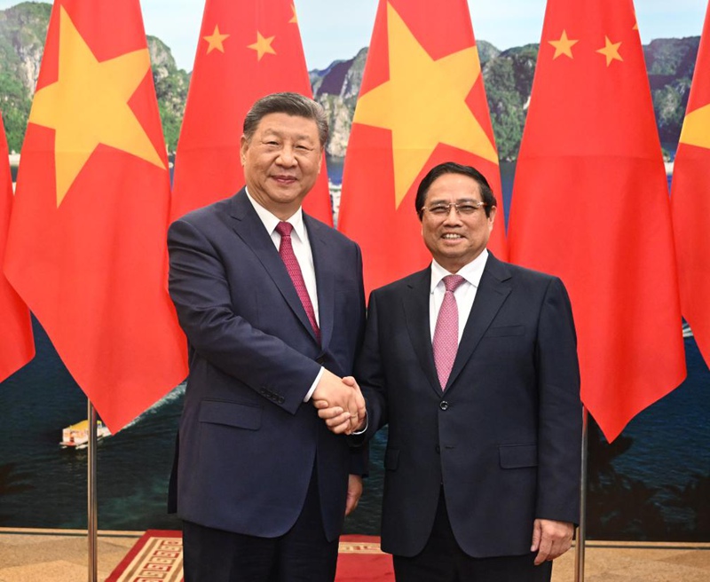 Rais wa China Xi Jinping  ambaye pia ni katibu mkuu wa Kamati Kuu ya Chama cha Kikomunisti cha China (CPC), akikutana na Waziri Mkuu wa Vietnam Pham Minh Chinh kwenye makao makuu ya Kamati Kuu ya Chama cha Kikomunisti cha Vietnam (CPV) mjini Hanoi, Vietnam, Aprili 14, 2025. (Xinhua/Xie Huanchi)