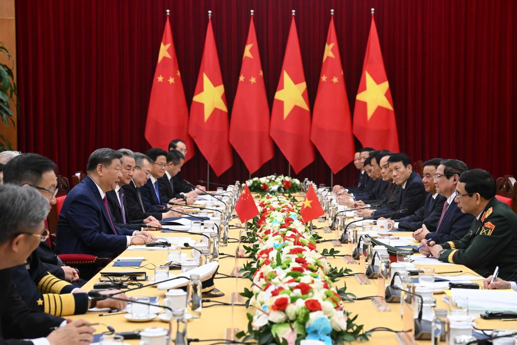 Rais Xi Jinping,wa China akikutana na Waziri Mkuu wa Vietnam Pham Minh Chinh kwenye makao makuu ya Kamati Kuu ya Chama cha Kikomunisti cha Vietnam (CPV) mjini Hanoi, Vietnam, Aprili 14, 2025. (Xinhua/Xie Huanchi)