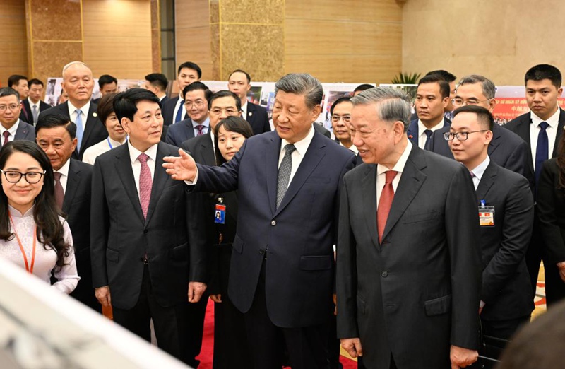 Rais Xi Jinping wa China, ambaye pia ni katibu mkuu wa Kamati Kuu ya Chama cha Kikomunisti cha China (CPC),  akiambatana  na Katibu Mkuu wa Kamati Kuu ya Chama cha Kikomunisti cha Vietnam (CPV) To Lam na Rais wa Vietnam, Luong Cuong,  ametembelea kwenye maonyesho ya picha ya kuadhimisha miaka 75 tangu kuanzishwa uhusiano wa kidiplomasia kati ya China na Vietnam kwenye Kituo cha Kimataifa cha Mikutano mjini Hanoi, Vietnam, Aprili 15, 2025. (Xinhua/Yin Bogu)