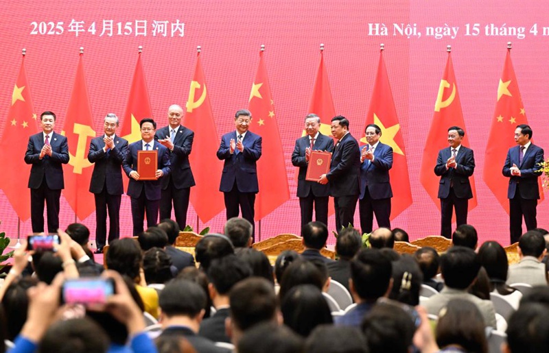 Rais Xi Jinping wa China, ambaye pia ni katibu mkuu wa Kamati Kuu ya Chama cha Kikomunisti cha China (CPC), Katibu Mkuu wa Kamati Kuu ya Chama cha Kikomunisti cha Vietnam (CPV) To Lam na Waziri Mkuu wa Vietnam, Pham Minh Chinh, kwa pamoja wakishuhudia hafla ya uzinduzi wa  mfumo wa ushirikiano wa reli kati ya China na Vietnam kwenye Kituo cha Kimataifa cha Mikutano mjini Hanoi,Vietnam, Aprili 15, 2025. (Xinhua/Shen Hong)
