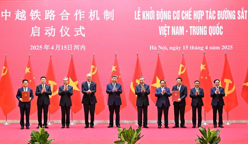 Rais Xi Jinping wa China, ambaye pia ni katibu mkuu wa Kamati Kuu ya Chama cha Kikomunisti cha China (CPC), Katibu Mkuu wa Kamati Kuu ya Chama cha Kikomunisti cha Vietnam (CPV) To Lam na Waziri Mkuu wa Vietnam, Pham Minh Chinh, kwa pamoja wakishuhudia hafla ya uzinduzi wa  mfumo wa ushirikiano wa reli kati ya China na Vietnam kwenye Kituo cha Kimataifa cha Mikutano mjini Hanoi, Vietnam, Aprili 15, 2025. (Xinhua/Yin Bogu)