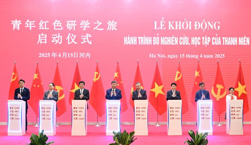 Rais Xi Jinping wa China, ambaye pia ni katibu mkuu wa Kamati Kuu ya Chama cha Kikomunisti cha China (CPC), Katibu Mkuu wa Kamati Kuu ya Chama cha Kikomunisti cha Vietnam (CPV) To Lam na Rais wa Vietnam, Luong Cuong, kwa pamoja wakizindua mradi wa "Ziara ya Mafunzo ya Vyama" (Red Study Tours) kwenye Kituo cha Kimataifa cha Mikutano mjini Hanoi, Vietnam, Aprili 15, 2025. (Xinhua/Shen Hong)