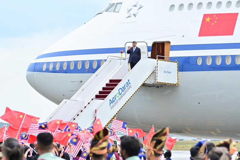 Rais wa China Xi Jinping akiwasalimia   watu wanaomkaribisha wakati akiwasili kwenye Uwanja wa Ndege wa Kimataifa wa Kuala Lumpur mjini Kuala Lumpur, Malaysia, Aprili 15, 2025. (Xinhua/Li Xueren)