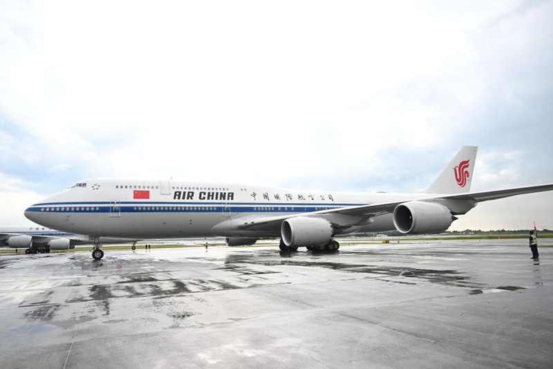 Ndege iliyombeba Rais wa China Xi Jinping ikiwasili kwenye Uwanja wa Ndege wa Kimataifa wa Kuala Lumpur mjini Kuala Lumpur, Malaysia, Aprili 15, 2025. (Xinhua/Li Xueren)