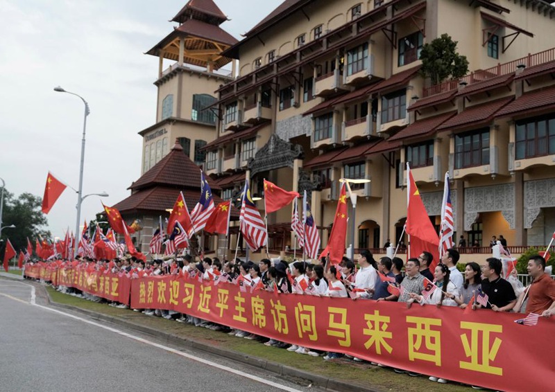 Watu wakimkaribisha Rais wa China Xi Jinping mjini Kuala Lumpur, Malaysia, Aprili 15, 2025. (Xinhua/Yu Dongsheng)