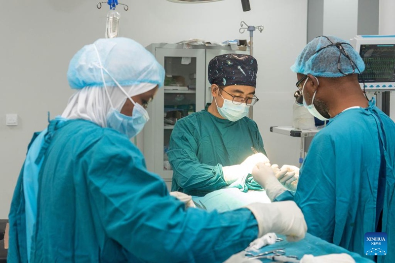 Fang Jin (katikati), daktari wa upasuaji wa mdomo pamoja na kundi la 34 la timu ya madaktari wa China visiwani Zanzibar, Tanzania akifanya upasuaji wa mdomo wa sungura na wenzake wenyeji visiwani Zanzibar, Tanzania, Aprili 11, 2025. (Kundi la 34 la timu ya madaktari wa China visiwani Zanzibar /kupitia Xinhua)