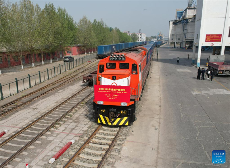 Picha ya droni ikionyesha treni ya mizigo ya China-Ulaya inayoelekea Mji wa Moscow, Russia ikisubiri kuondoka katika kituo cha uchukuzi mjini Beijing, mji mkuu wa China, Aprili 16, 2025. (Xinhua/Zhang Chenlin)
