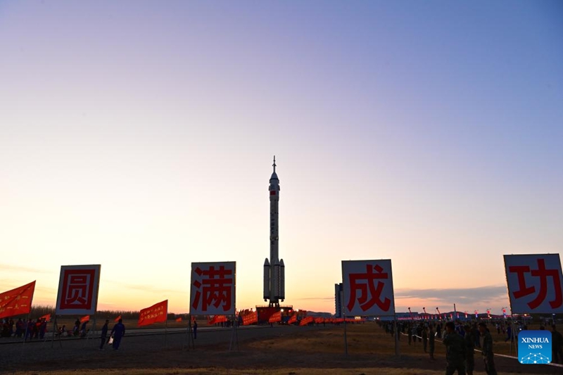 Picha hii iliyopigwa Aprili 16, 2025 ikionyesha chombo cha Shenzhou-20 cha kuwabeba wanaanga na roketi ya kubeba ya Long March-2F vikihamishwa kiwima hadi eneo la kurushia. (Picha na Wang Jiangbo/Xinhua)