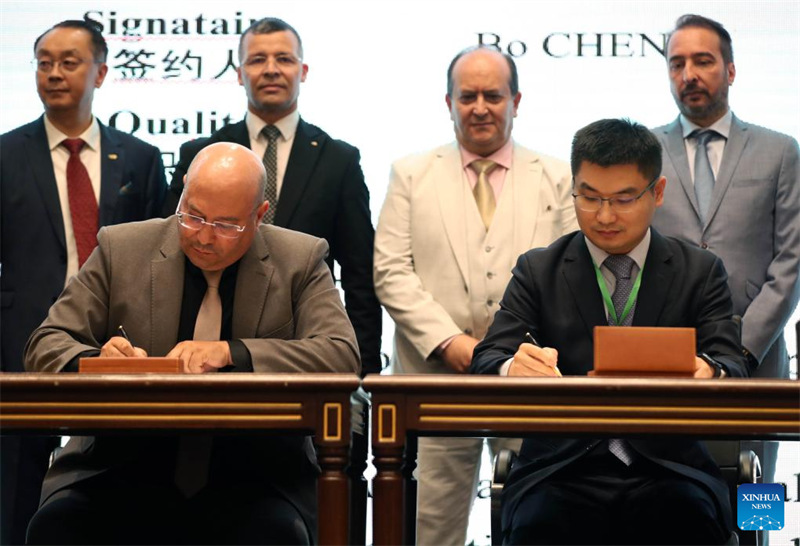 Wawakilishi kutoka kampuni za Algeria na China wakitia saini makubaliano kwenye Jukwaa la Biashara kati ya Algeria na China kuhusu Uwekezaji mjini Algiers, Algeria, Aprili 15, 2025. (Xinhua)