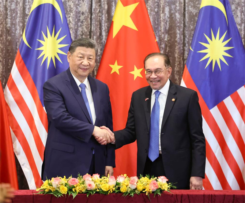 Rais wa China Xi Jinping akishikana mkono na Waziri Mkuu wa Malaysia Anwar Ibrahim mjini Putrajaya, Malaysia, Aprili 16, 2025. (Xinhua/Huang Jingwen)