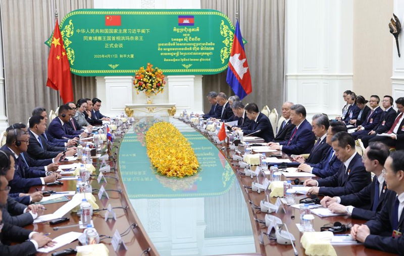 Rais Xi Jinping wa China akifanya mazungumzo na Waziri Mkuu wa Cambodia Hun Manet katika Ikulu ya Amani mjini Phnom Penh, Cambodia, Aprili 17, 2025. (Xinhua/Ding Haitao)
