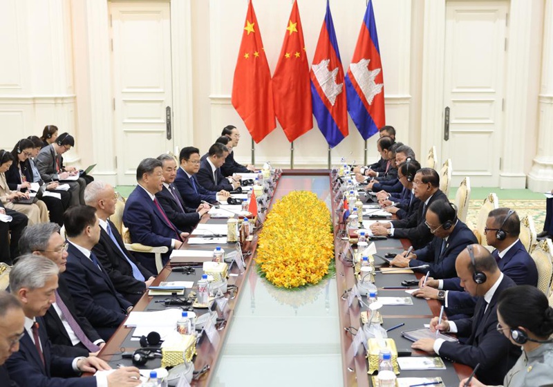 Rais wa China Xi Jinping akikutana na Mwenyekiti wa Chama cha Umma cha Cambodia ambaye pia ni  Mwenyekiti wa Seneti Samdech Techo Hun Sen katika Ikulu ya Amani mjini Phnom Penh, Cambodia, Aprili 17, 2025. (Xinhua/Ding Haitao)