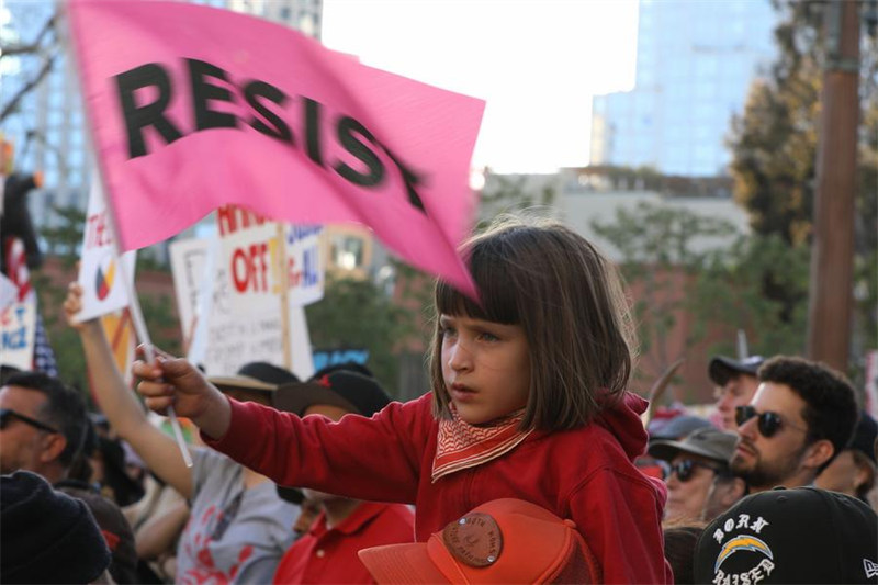 Waandamanaji wakiandamana dhidi ya sera tata zilizoanzishwa na utawala wa Rais wa Marekani Donald Trump katika Grand Park, katikati mwa Los Angeles, California, Marekani, Aprili 5, 2025. (Picha na Qiu Chen/Xinhua)