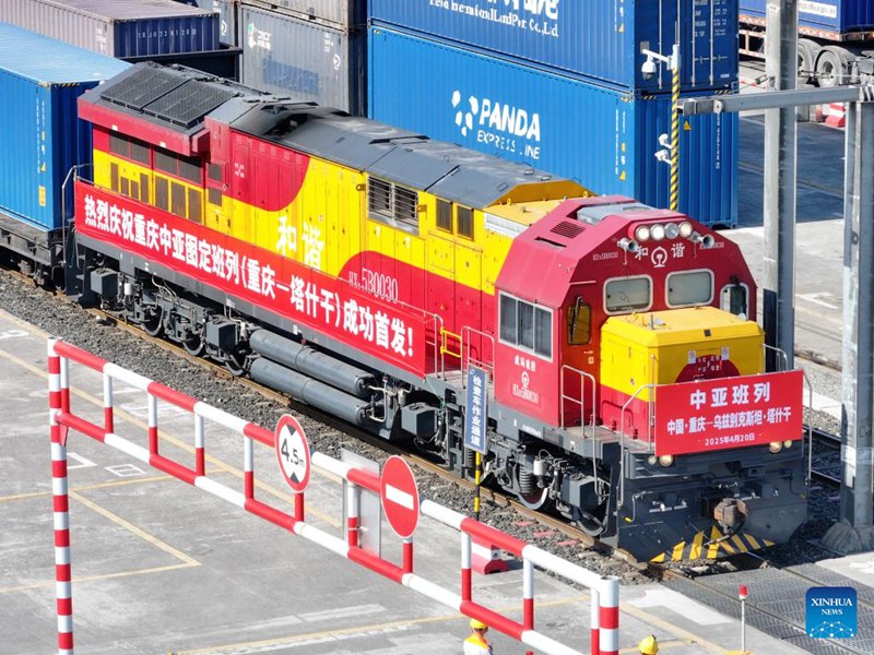 Picha iliyopigwa Aprili 20, 2025 ikionyesha treni ya mizigo ya China-Asia ya Kati ikisubiri kuondoka kutoka Stesheni ya Reli ya Tuanjiecun mjini Chongqing, kusini-magharibi mwa China. (Xinhua/Tang Yi)