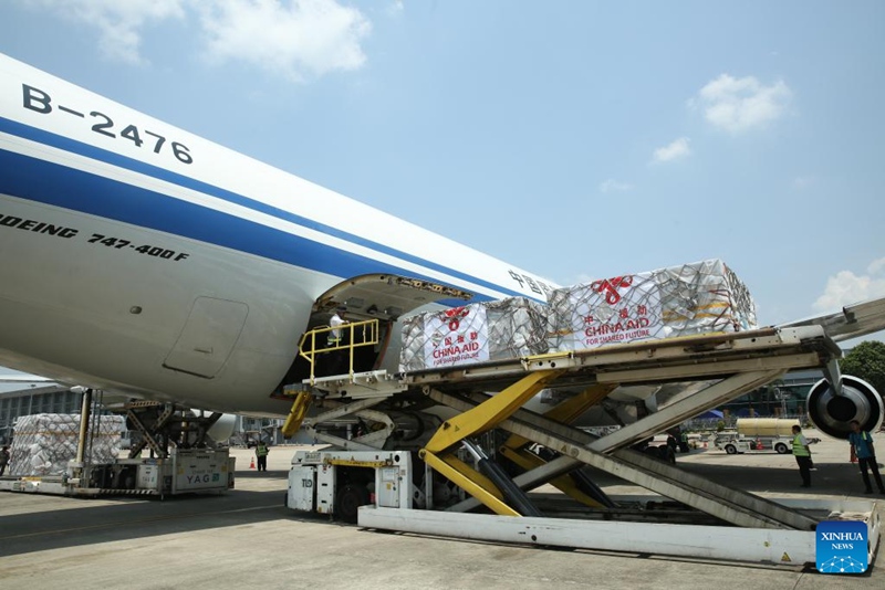 Shehena ya saba ya msaada wa dharura wa kibinadamu  uliotolewa na serikali ya China ikiwasili kwenye Uwanja wa Ndege wa Kimataifa wa Yangon nchini Myanmar, tarehe 20 Aprili 2025. (Xinhua/Myo Kyaw Soe)
