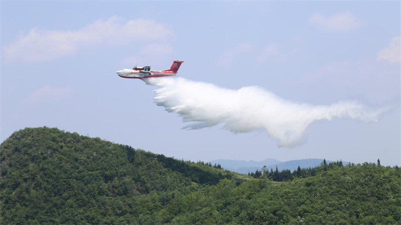 Ndege kubwa ya zima moto inayoweza kutua kwenyemaji ya AG600 ikionekana kwenye majaribio ya kuruka angani mjini Xichang, Mkoa wa Sichuan, kusini magharibi mwa China, Juni 2023. (Aviation Industry Corporation of China/kupitia Xinhua)
