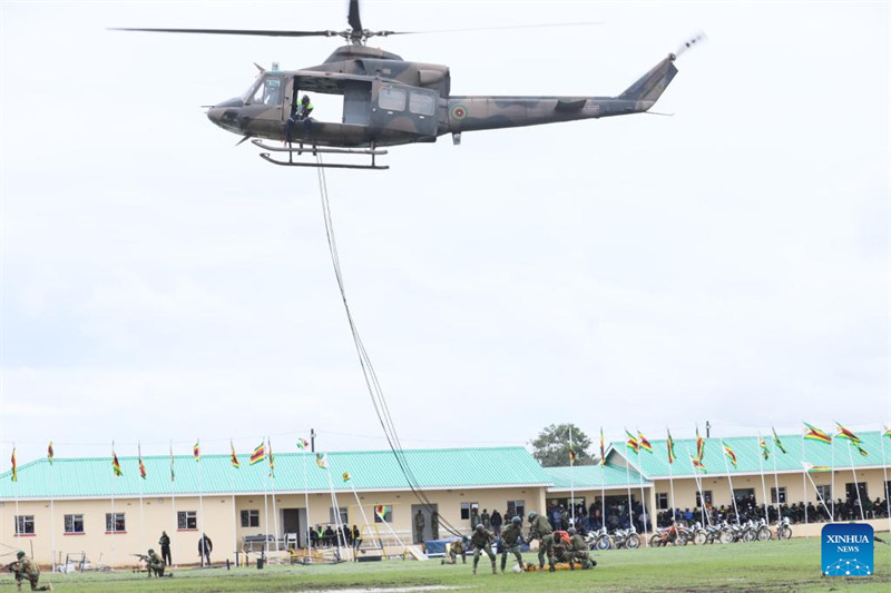 Wanajeshi wa Zimbabwe wakionyesha ustadi wao kwenye gwaride la kijeshi kuadhimisha Siku ya Uhuru mjini Gokwe, Jimbo la Midlands, Zimbabwe, Aprili 18, 2025. (Xinhua)