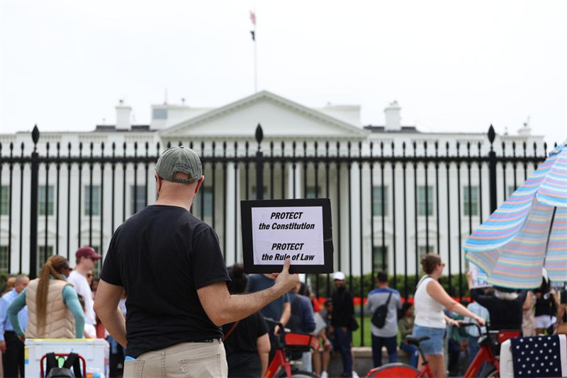 Waandamanaji wakiwa wamekusanyika nje ya Ikulu ya White House mjini Washington, D.C., Marekani, Aprili 19, 2025. (Xinhua/Hu Yousong)