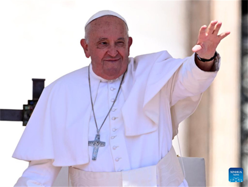Picha hii ya kumbukumbu iliyopigwa Mei 26, 2024 ikimuonyesha Papa Francis akipungia umati wa watu alipokuwa katika shughuli moja kwenye Uwanja wa St. Peter's huko Vatican. (Picha na Alberto Lingria/Xinhua)
