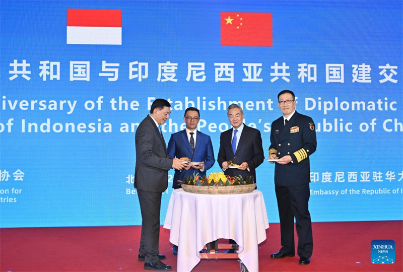 Waziri wa Mambo ya Nje wa China ambaye pia ni Mjumbe wa Ofisi ya Siasa ya Kamati Kuu ya Chama cha Kikomunisti cha China (CPC),Wang Yi, Waziri wa Ulinzi wa China Dong Jun, Waziri wa Mambo ya Nje wa Indonesia Sugiono na Waziri wa Ulinzi wa Indonesia Sjafrie Sjamsoeddin wakihudhuria tafrija ya kuadhimisha miaka 75 tangu kuanzishwa uhusiano wa kidiplomasia kati ya nchi hizo mbili na maadhimisho ya miaka 70 tangu kufanyika Mkutano wa Bamdung mjini Beijing, Mji Mkuu wa China, Aprili 2, 2019. (Xinhua/Yue Yuewei)