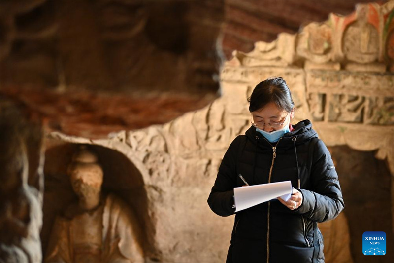 Wang Yanqing (kushoto), mfanyakazi wa taasisi ya utafiti ya Mapango ya Yungang, akifanya uchunguzi wa kiakiolojia kwenye mapango hayo mjini Datong, Mkoani Shanxi, kaskazini mwa China, Aprili 15, 2025. (Xinhua/Yang Chenguang)