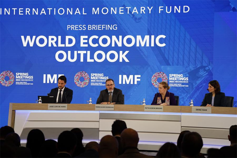 Mchumi Mkuu wa IMF Pierre-Olivier Gourinchas (wa kwanza, kushoto) akizungumza kwenye mkutano na waandishi wa habari kuhusu Mtazamo wa Uchumi Duniani (WEO) mjini Washington, D.C., Marekani, Aprili 22, 2025. (Xinhua/Xie E)