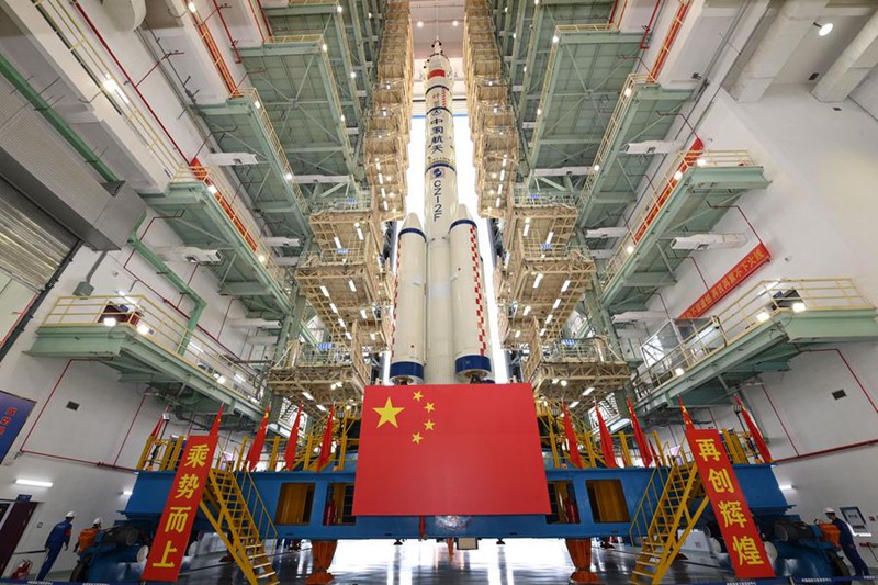 Picha hii iliyopigwa Aprili 16, 2025 ikionyesha chombo cha anga ya juu cha Shenzhou-20 na roketi ya kubeba ya Long March-2F kwa pamoja vikiandaliwa kuhamishiwa kwenye eneo la kurushia. (Picha na Wang Jiangbo/Xinhua)